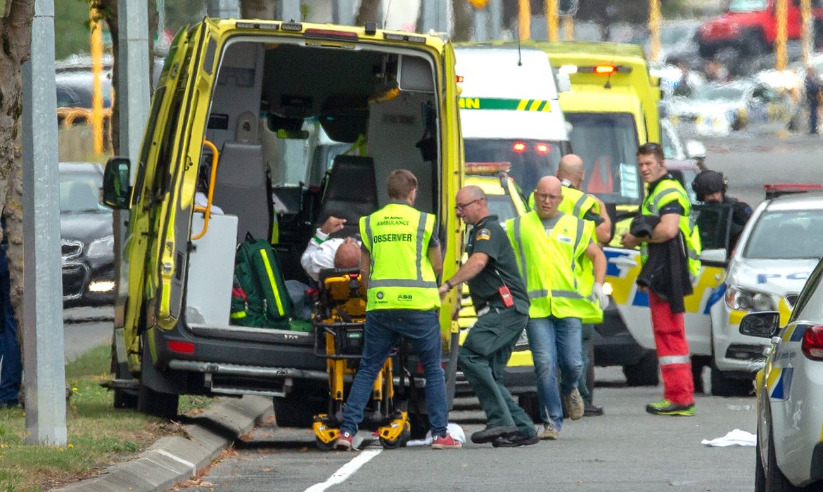 Uma pessoa ferida é colocada em uma ambulância após um tiroteio na mesquita Al Noor em Christchurch, Nova Zelândia, em 15 de março de 2019.