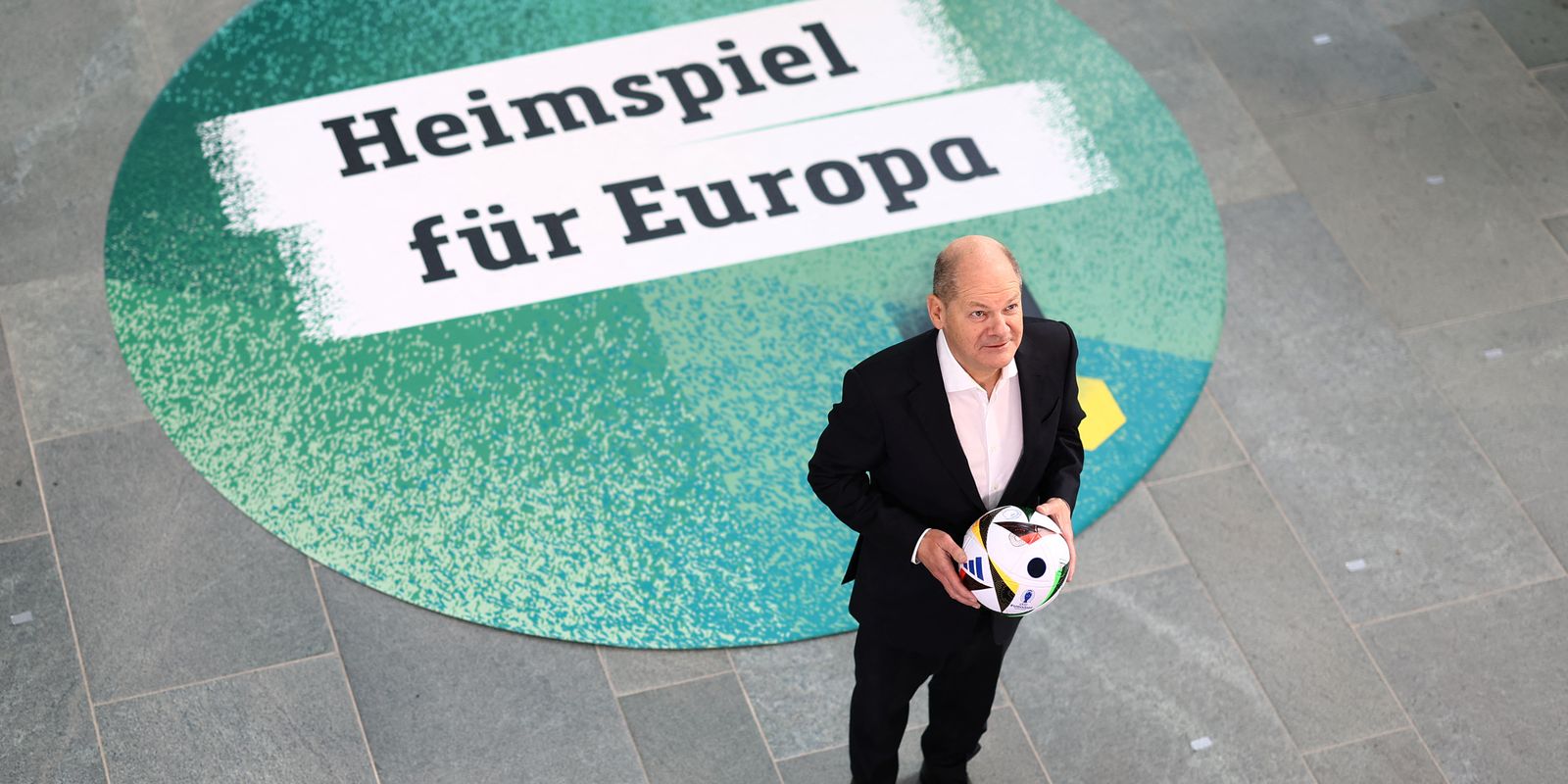 Die deutsche Bundeskanzlerin feiert den 100-tägigen Countdown zum Start des Europapokals