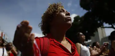 Devotos participam de missa católica durante as celebrações ao Dia de São Jorge, no centro da cidade.