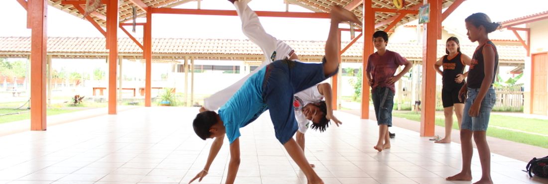 Além dos esportes como capoeira, a escola Oton Gomes de Lima oferece música, teatro e aulas de reforço no contra turno das aulas