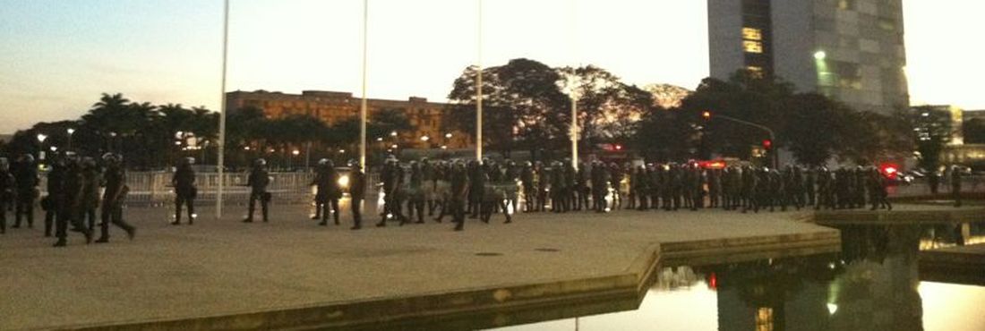 Exército cerca o Palácio do Planalto para garantir segurança durante os protestos em Brasília.