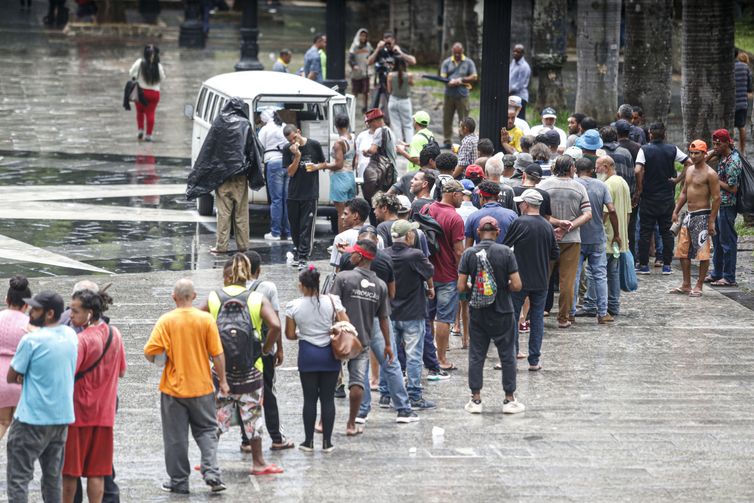 São Paulo (SP21/02/2024 - Estudo da UFMG mostra aumento do número de moradores de rua na capital. Moradores de rua recebem comida na Sé em SP.
Foto: Paulo Pinto/Agência Brasil