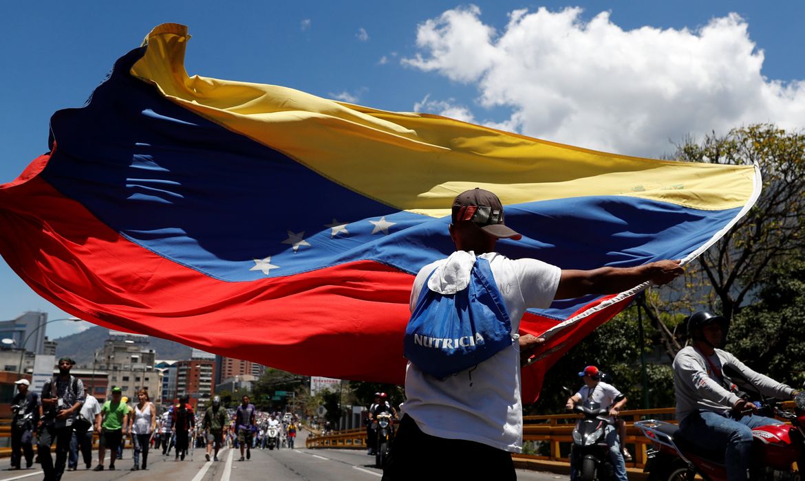 Os defensores do líder da oposição venezuelana Juan Guaido, que muitas nações reconheceram como legítimo governante interino do país, participam de uma manifestação contra o governo do presidente venezuelano Nicolás Maduro em Caracas