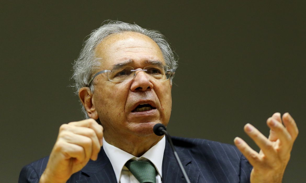 O ministro da Economia, Paulo Guedes, fala à imprensa no auditório do ministério da economia em Brasília