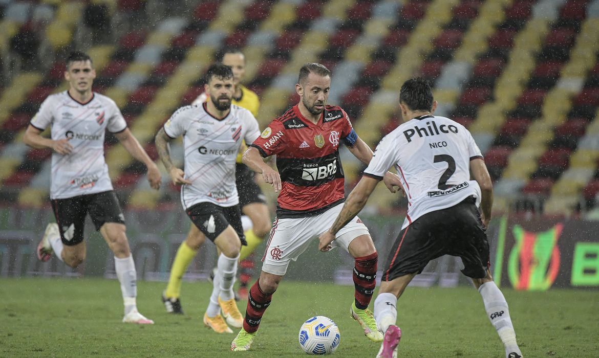 Flamengo vence por 3 a 0 Athletico-PR no Maracanã pelo Brasileiro