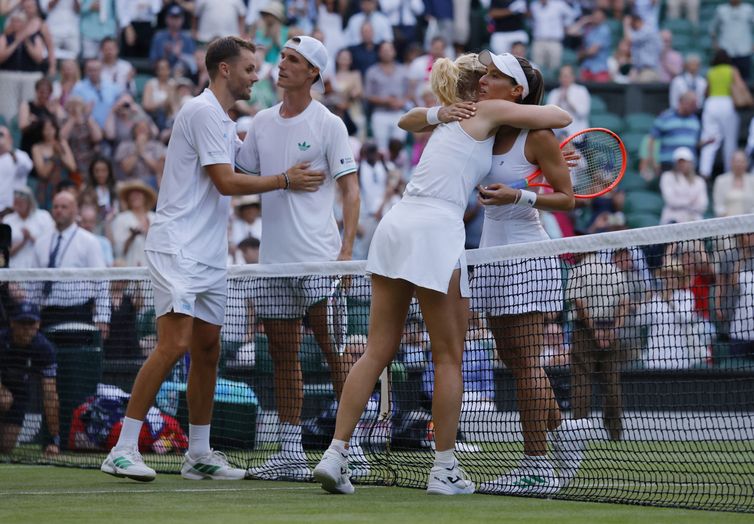 REUTERS/Andrew Couldridge/Proibida reprodução Tennis - Wimbledon - All England Lawn Tennis and Croquet Club, London, Britain - July 10, 2025 Netherlands' Sem Verbeek and Czech Republic's Katerina Siniakova with Britain's Joe Salisbury and Brazil's Luisa Stefani after winning the mixed doubles final REUTERS/Andrew Couldridge