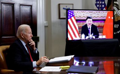 Presidente dos EUA, Joe Biden, conversa virtualmente com o líder chinês, Xi Jinping, na Casa Branca, em Washington, EUA