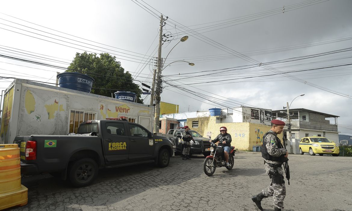 Rio de Janeiro -  A Polícia Militar faz operação em comunidades do Rio e da Baixada Fluminense para encontrar o criminoso Nicolas Labre Pereira de Jesus, conhecido como Fat Family resgatado por um grupo de traficantes do Hospital Municipal