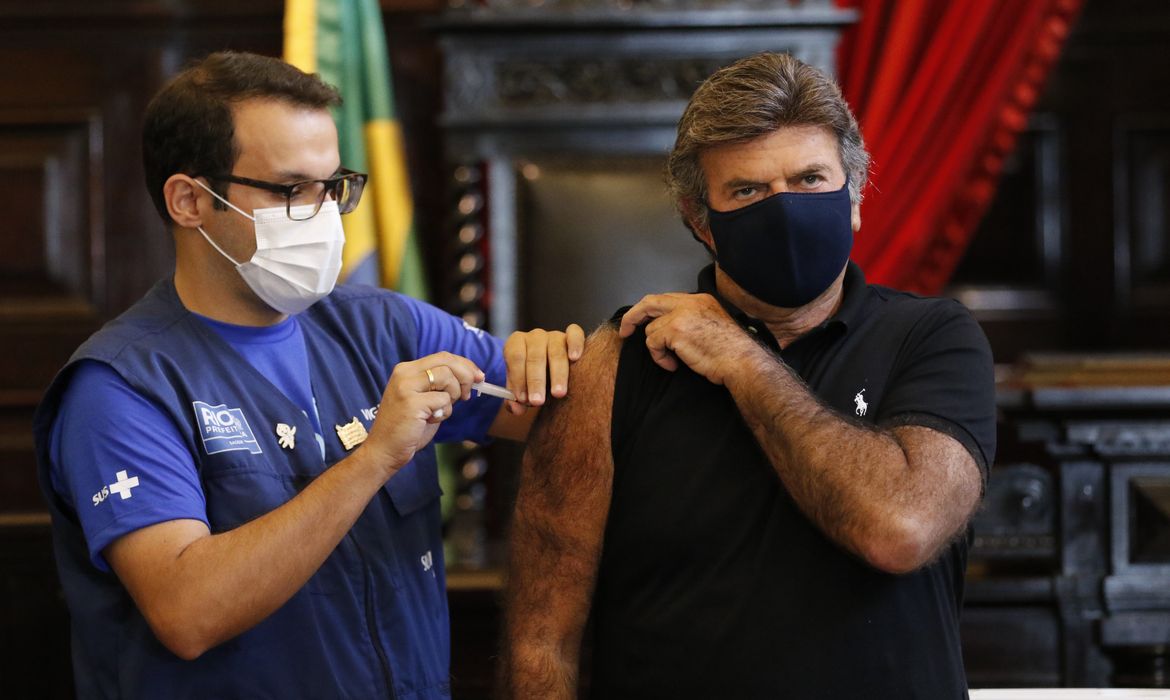 O presidente do Supremo Tribunal Federal (STF), Ministro Luiz Fux, é vacinado contra a Covid-19 no Museu da Justiça, no Centro.