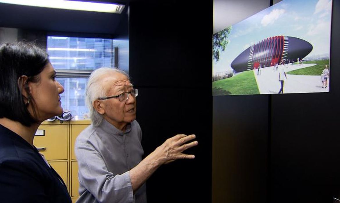Roseann Kennedy entrevista o arquiteto Ruy Ohtake