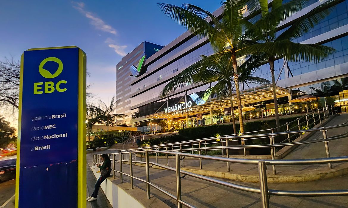 Brasília (DF), 24/10/2023, Totem na fachada da EBC, com a nova logo marca, que fica na entrada da Empresa Brasil de Comunicação, localizado no Venâncio Shopping em Brasília. Foto: Rafa Neddermeyer/Agência Brasil