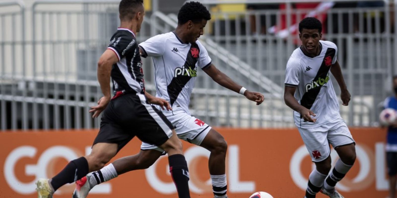 Melhor ataque, Vasco goleia novamente e avança na Copa São Paulo