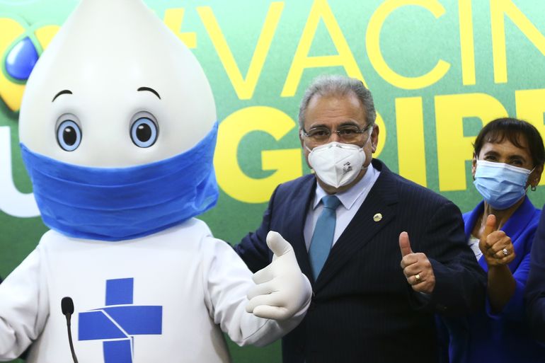 O ministro da Saúde, Marcelo Queiroga, e a representante da Organização Pan-Americana da Saúde, Socorro Gross, durante o lançamento da Campanha Nacional de Vacinação contra a gripe.