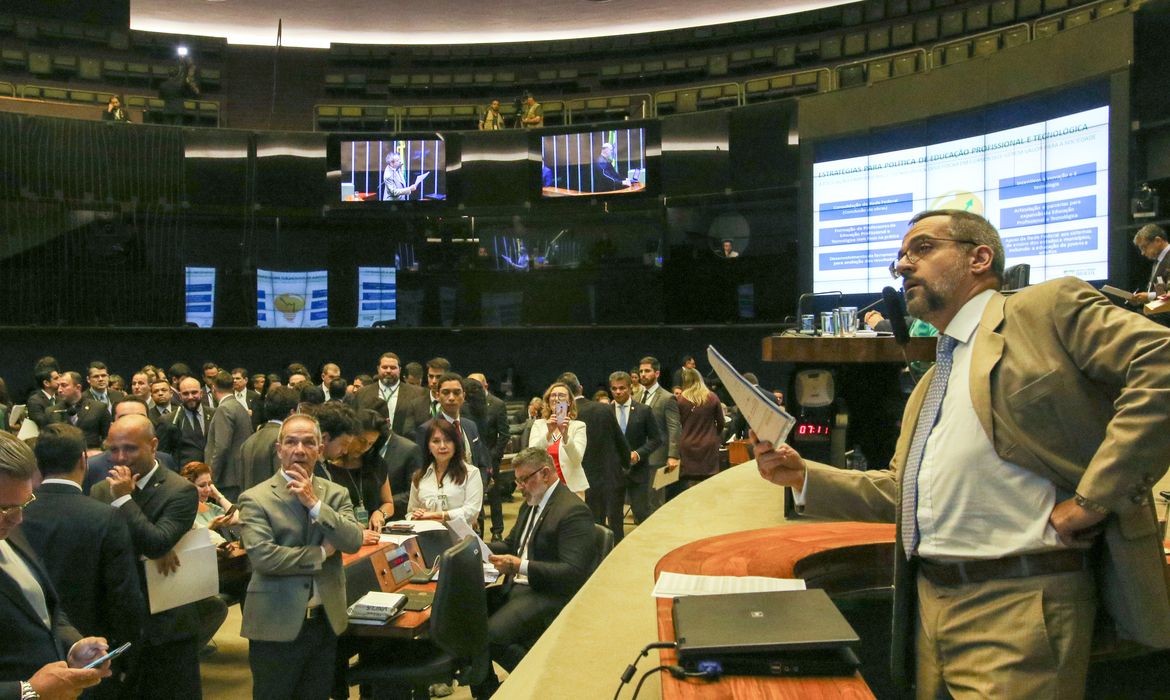 O ministro da Educação, Abraham Weintraub, na Câmara dos Deputados  para detalhar como será feito o bloqueio de verbas de universidades públicas e institutos federais. O ministro foi convocado para falar sobre bloqueio de recursos.