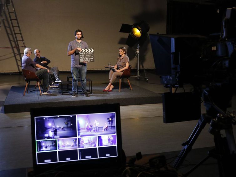 Gravação do programa Cine Resenha, da TV Brasil, com o cineasta Marcelo Gomes e o crítico de cinema Eduardo Valente