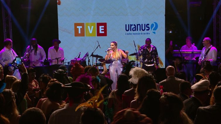 Cantora Sarajane faz participação especial em show que comemora os 50 anos de carreira do cantor Tatau