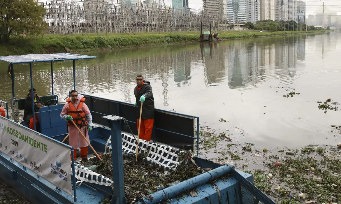 Testes com dois barcos coletores de resíduos flutuantes, os chamados Ecoboats, no rio Pinheiros, em São Paulo.
