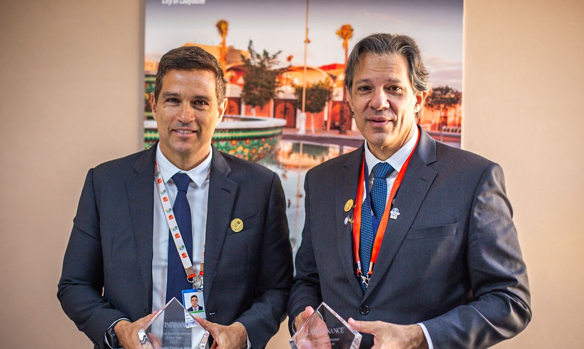 13/10/2023, Roberto Campos Neto e o ministro Fernando Haddad foram premiados como melhor Presidente de Banco Central e melhor Ministro da Fazenda. Foto: Diogo Zacarias/MF