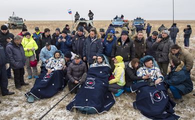 Astronautas aterrissam no Cazaquistão, após quase um ano em estação espacial