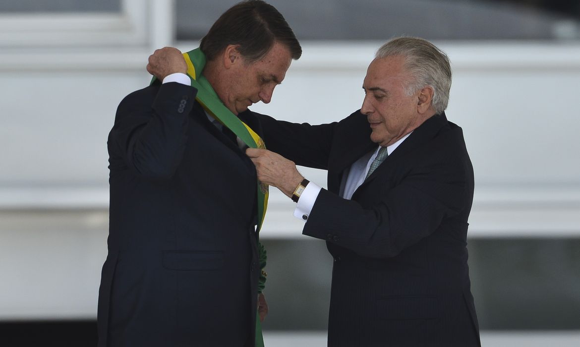 Presidente Jair Bolsonaro saúda o povo depois de receber a faixa presidencial.