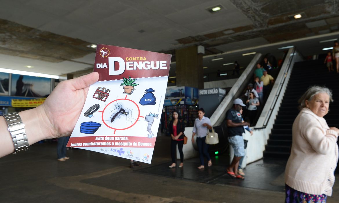 Na rodoviária de Brasília, funcionários da Secretaria de Vigilância Ambiental distribuem folhetos educativos no Dia D de Combate à Dengue e Chikungunya (Elza Fiuza/Agência Brasil)