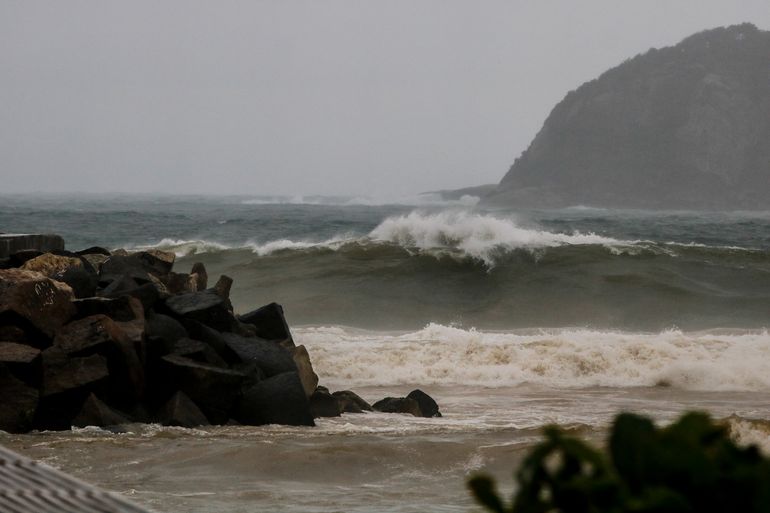 Frente fria traz tempestade e ressaca na praia da Barra da Tijuca no Rio de Janeiro