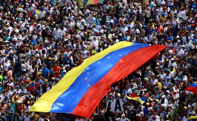 Manifestantes protestam em Caracas,  na Venezuela, contra o bloqueio imposto por Nicolás Maduro à ajuda humanitária de comida e remédios enviada ao país. 