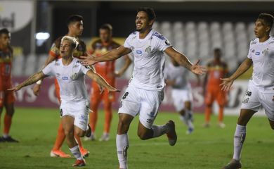 Zagueiro Lucas Verissimo comemora gol do Santos sobre o Delfín na Copa Libertadores