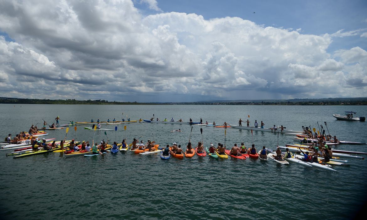 Brasília - No Dia Mundial da Água, frequentadores fazem um abraço simbólico no Lago Paranoá, buscando o uso racional do local e de suas águas(Fábio Pozzebom/Agência Brasil)