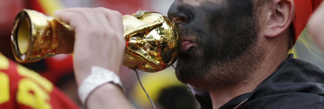 Tocedor da Bélgica beija uma réplica da taça da Copa do Mundo