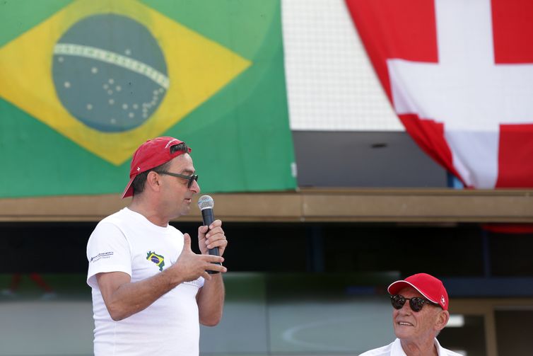 Brasileiros e Suiços assitem jogo na embaixada da Suiça em Brasília