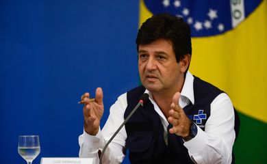 O ministro da Saúde, Luiz Henrique Mandetta, participa de coletiva de imprensa no Palácio do Planalto, sobre as ações de enfrentamento ao covid-19 no país