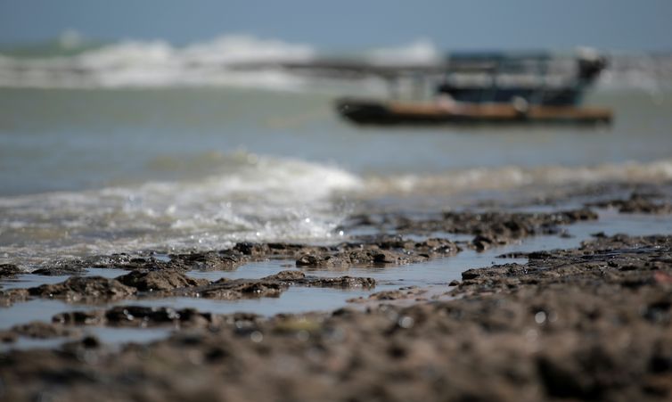 Um barco é visto perto de um derramamento de óleo na praia de Pontal do Coruripe, em Coruripe, estado de Alagoas, Brasil, 8 de outubro de 2019.