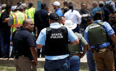 Ataque a tiros em escola no Texas deixa 15 mortos, diz governador