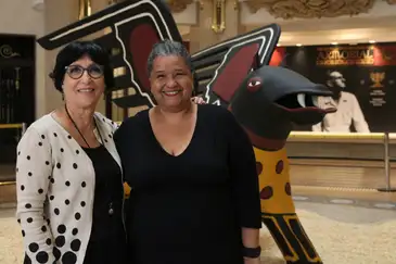 A curadora Denise Mattar e a coordenadora geral Regina Rosa de Godoy da Mostra Movimento Armorial 50 anos, no Centro Cultural Banco do Brasil - CCBB.