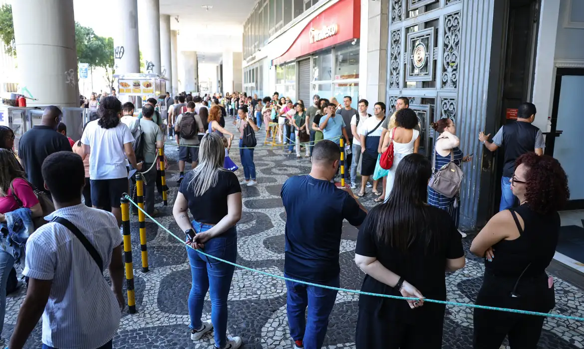 Rio de Janeiro (RJ), 05/10/2025 – Candidatos chegam ao local de prova do Concurso Nacional Unificado (CNU), no centro do Rio de Janeiro. Foto: Tomaz Silva/Agência Brasil