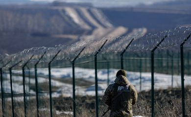 Guardas de fronteira ucranianos patrulham região fronteiriça com a Rússia na região de Járkov