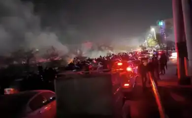 Fuma&ccedil;a sobe enquanto manifestantes protestam contra o governo do Ir&atilde; em Mashhad, no Ir&atilde;  10/01/2026 Rede Social/via REUTERS