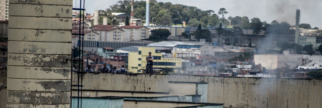São Paulo - Após quatro horas de rebelião, por volta das 13h30, os adolescentes da Fundação Casa, da unidade da Vila Conceição, na zona leste, liberaram os funcionários que foram feitos refém na manhã de hoje (21) e permitiram o acesso ao local.