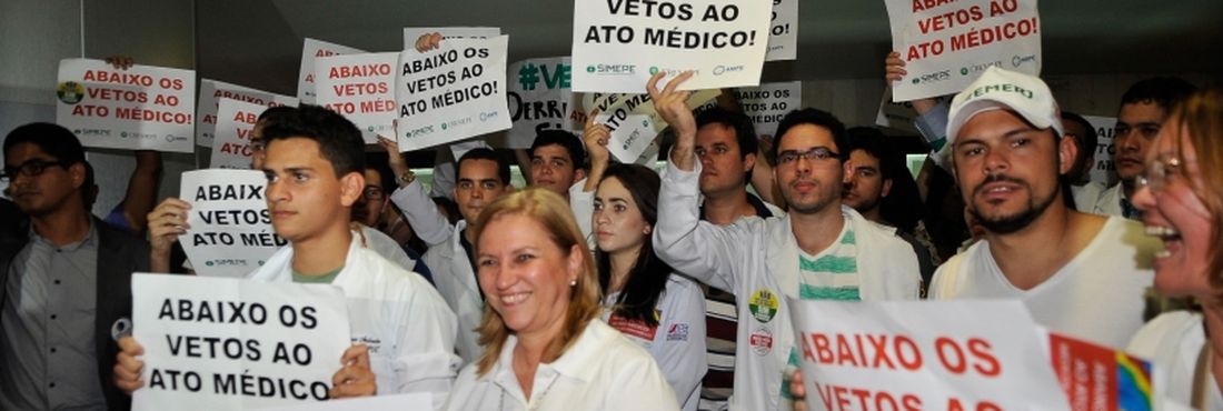 Profissionais de saúde contrários e favoráveis aos vetos presidenciais ao Ato Médico se mobilizam no Congresso Nacional