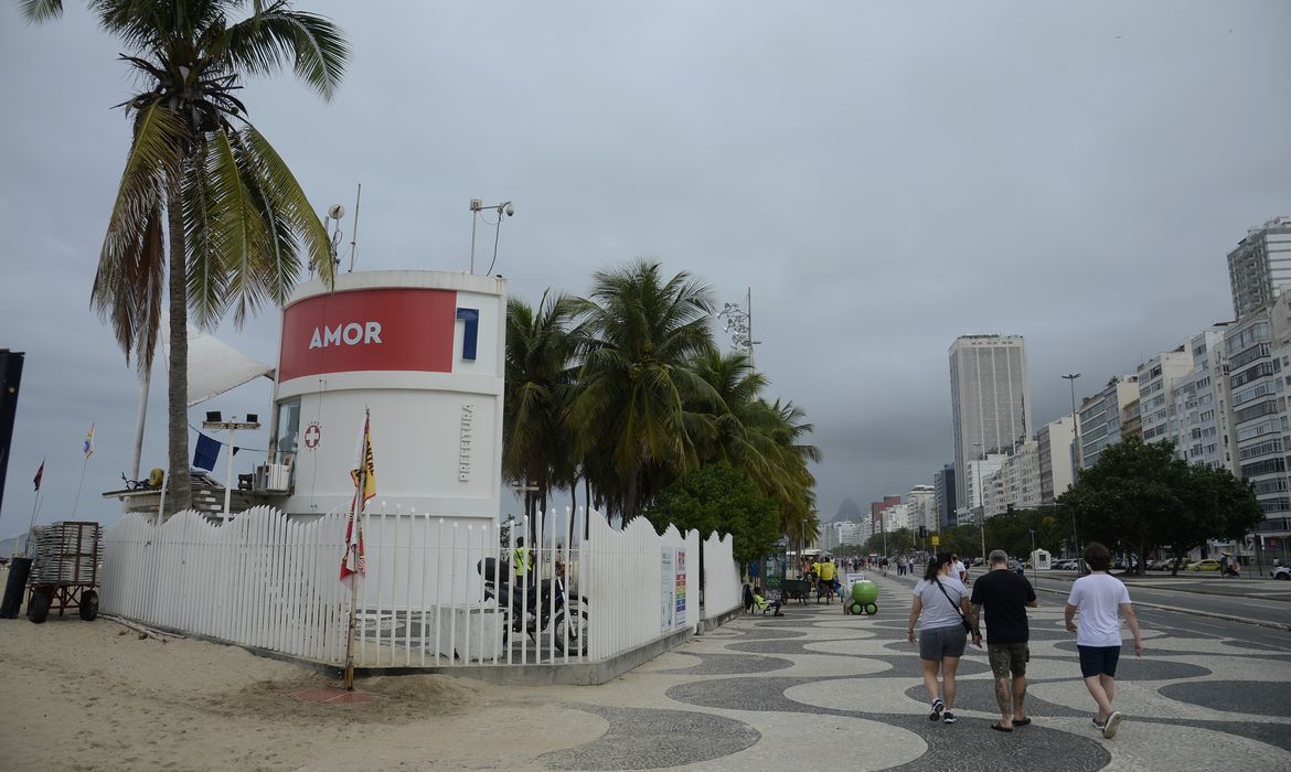 Postos de salvamento em Copacabana recebem painéis em comemoração ao mês do Orgulho LGBTQIA+, que acontece em junho.