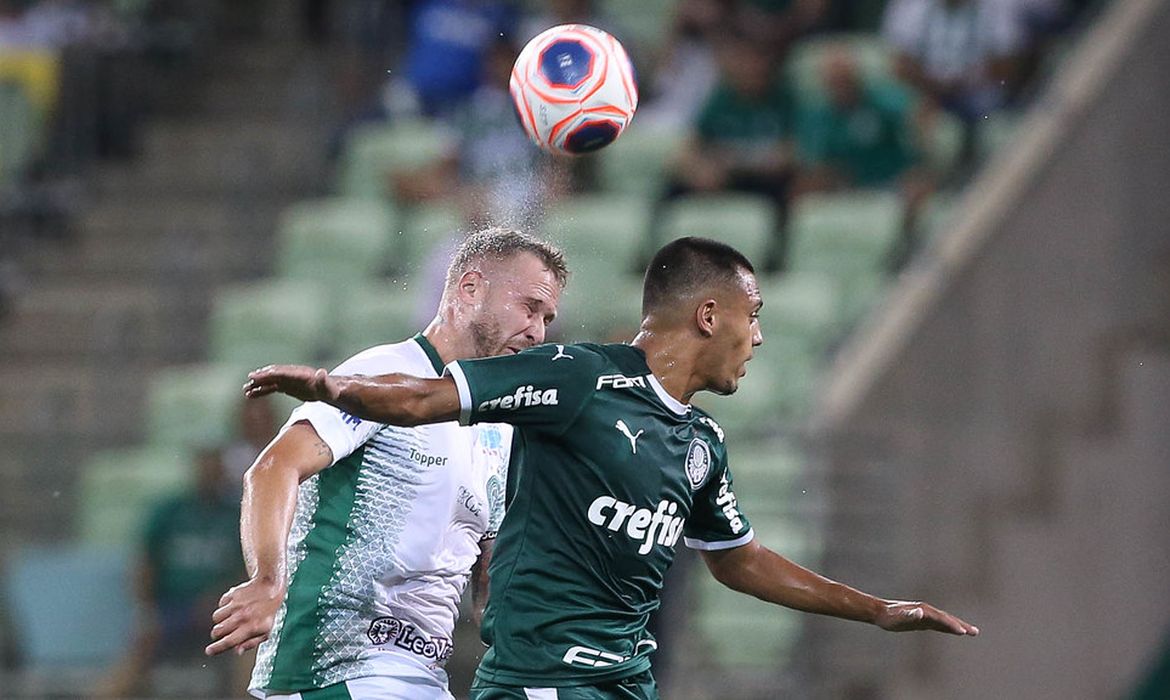 O jogador Gabriel Menino, da SE Palmeiras, disputa bola com o jogador, do Guarani FC, durante partida válida pela sétima rodada, do Campeonato Paulista, Série A1, na arena Allianz Parque. (Foto: Cesar Greco)