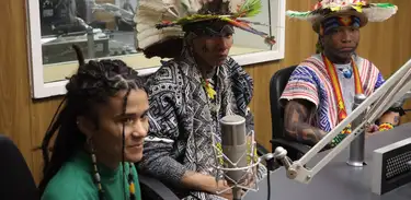 Jovens indígenas nos estúdios da Rádio Nacional da Amazônia