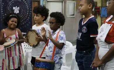 Rio de Janeiro (RJ), 25/07/2023 - O Museu do Samba, na Mangueira, recebe crianças para valorizar a cultura afro-brasileira no encontro Ação Griô, com a cantora Vera de Jesus, neta de Clementina de Jesus, e a diretora de projetos, Nilcemar Nogueira, neta de Cartola. Foto: Fernando Frazão/Agência Brasil