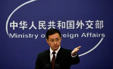 FILE PHOTO: Chinese Foreign Ministry spokesperson Lin Jian gestures during a press conference in Beijing, China March 20, 2024. Reuters/Tingshu Wang/Proibida reprodução