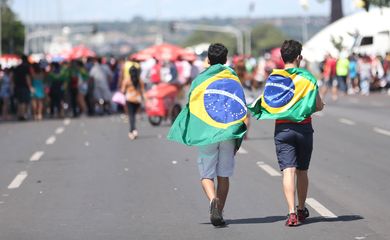 Brasília - Manifestantes contra o impeachment fazem ato na Esplanada dos Ministérios (Fábio Pozzebom/Agência Brasil)