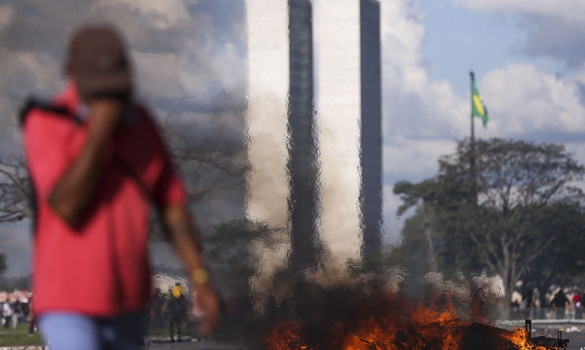 Brasília – Manifestantes que participam do ato contra o governo do presidente Michel Temer  entram em confronto com a Polícia Militar em frente ao Congresso Nacional  (Marcelo Camargo/Agência Brasil)