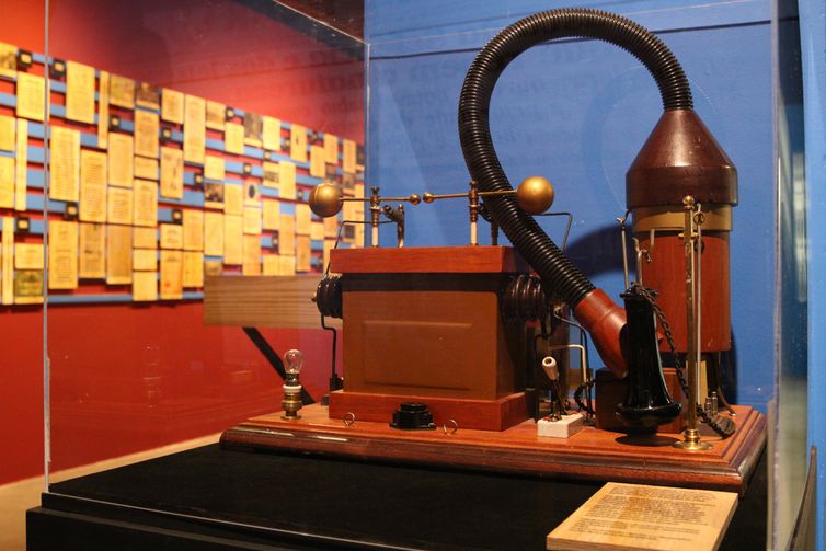 Visitantes podem conferir equipamentos que mostram a história do rádio -Rovena Rosa/Agência Brasil