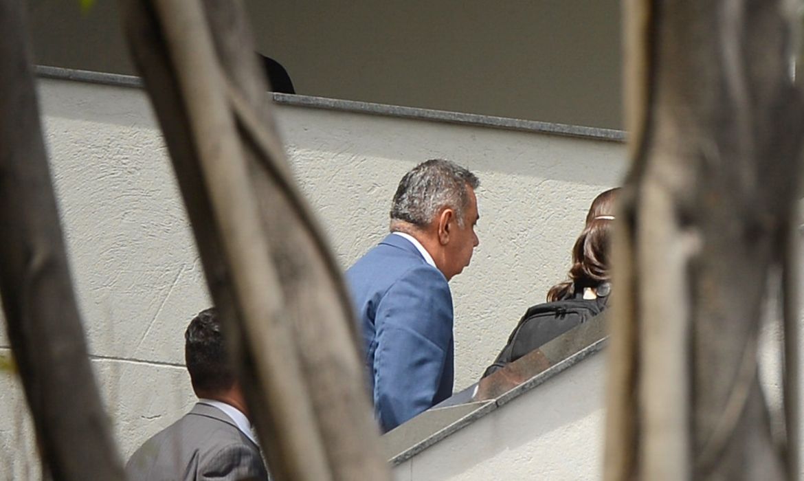 Rio de Janeiro - O presidente da Assembleia Legislativa do Rio de Janeiro, Jorge Picciani, chega à sede da Polícia Federal, alvo de um mandado de coerção coercitiva, para prestar depoimento (Tânia Rêgo/Agência Brasil)