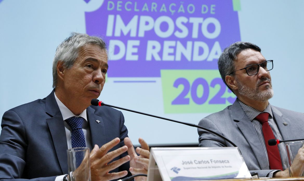 Bruno Peres/Agência Brasil Brasília (DF), 12/03/2025 - Auditor-fiscal José Carlos da Fonseca e o subsecretário de Gestão Corporativa Juliano Brito durante entrevista coletiva de imprensa para anunciar as novas regras do Imposto de Renda 2025. Foto: Bruno Peres/Agência Brasil
